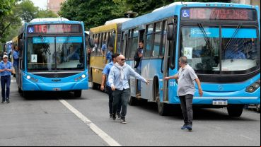 Los compañeros y compañeras de Roldán realizaron una emotiva caravana este lunes, en medio de un paro del servicio.