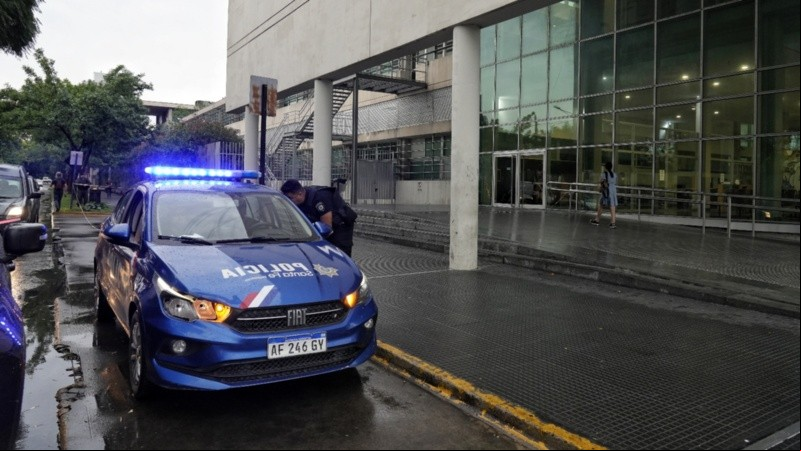 El ingreso al heca por calle Vera Mujica, este miércoles a la mañana con la custodia de un móvil policial.