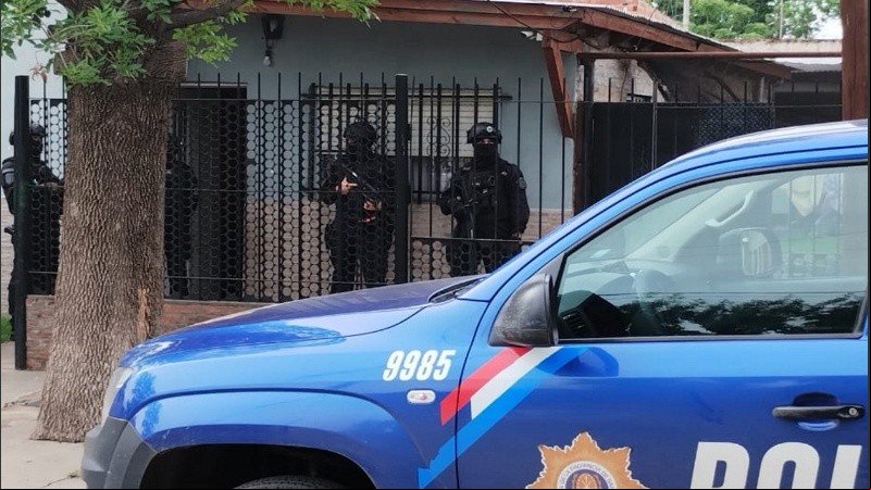 Desde la mañana de este jueves se llevan a cabo 46 allanamientos en Rosario, Villa Gobernador Gálvez y Pueblo Esther como consecuencia de las amenazas al gobernador Maximiliano Pullaro