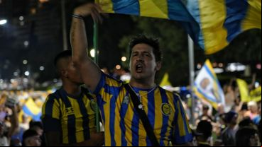 El festejos de los hinchas canallas en el Monumento a la Bandera.
