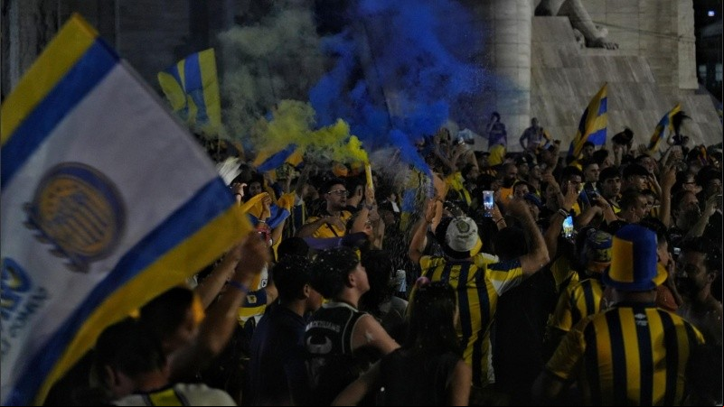El festejos de los hinchas canallas en el Monumento a la Bandera.