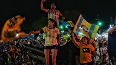 El festejos de los hinchas canallas en el Monumento a la Bandera.