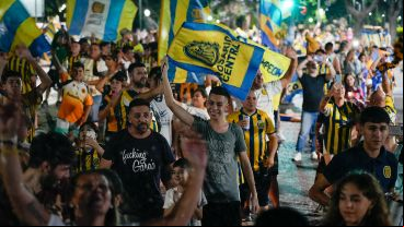 El festejos de los hinchas canallas en el Monumento a la Bandera.
