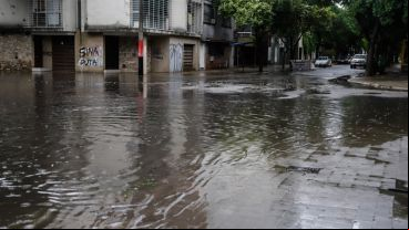 La lluvia dejó varias zonas anegadas en la ciudad.