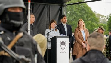 Bullrich en el Monumento este lunes, anunciando el "Plan Bandera"