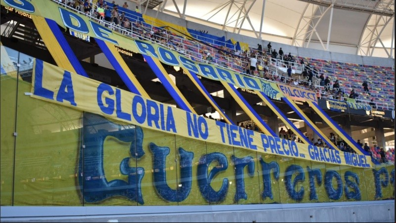 El trapo para Russo en el estadio Madre de Ciudades.