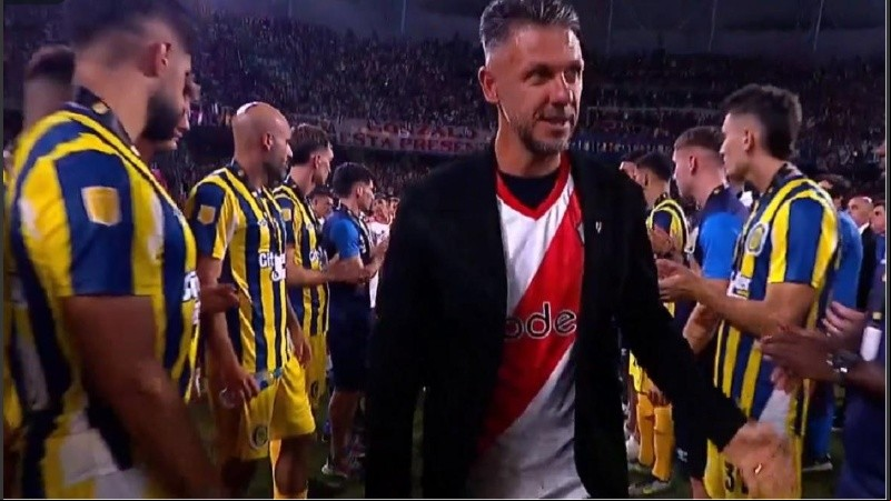 Demichelis al pasar por el pasillo de los jugadores canallas.