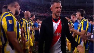 Demichelis al pasar por el pasillo de los jugadores canallas.