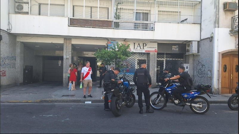 Los efectivos arribaron rápidamente, y luego bomberos neutralizaron el fumígeno en el edificio.