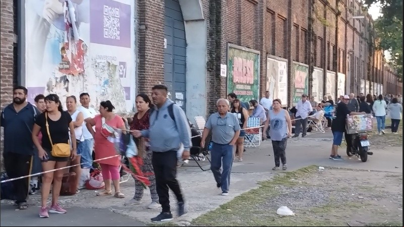 La imagen de la eterna fila de la ex Rural se replica este jueves en Metropolitano.
