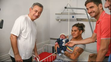 Pablo Javkin y Maximiliano Pullaro junto a Brisa y al recién nacido Teo.