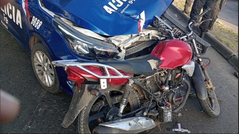 Así quedó el patrullero embestido por la moto al buscar frenarla de frente en el cruce de Uriburu con Francia.