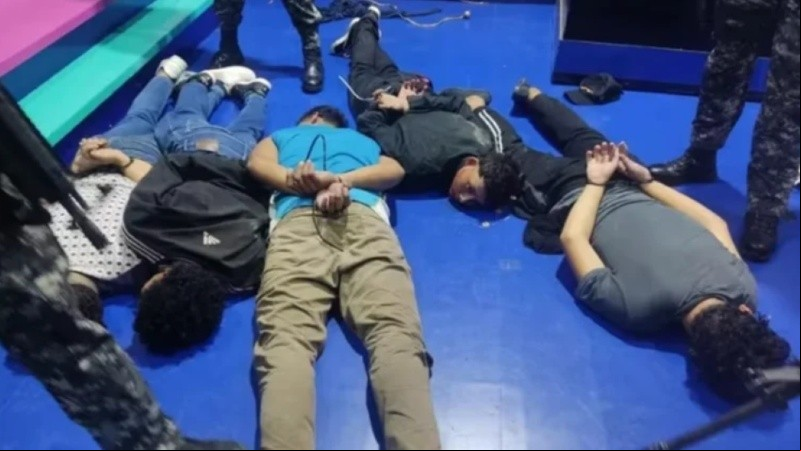 Los trece delincuentes que ingresaron al canal fuero detenidos por la policía de Ecuador.
