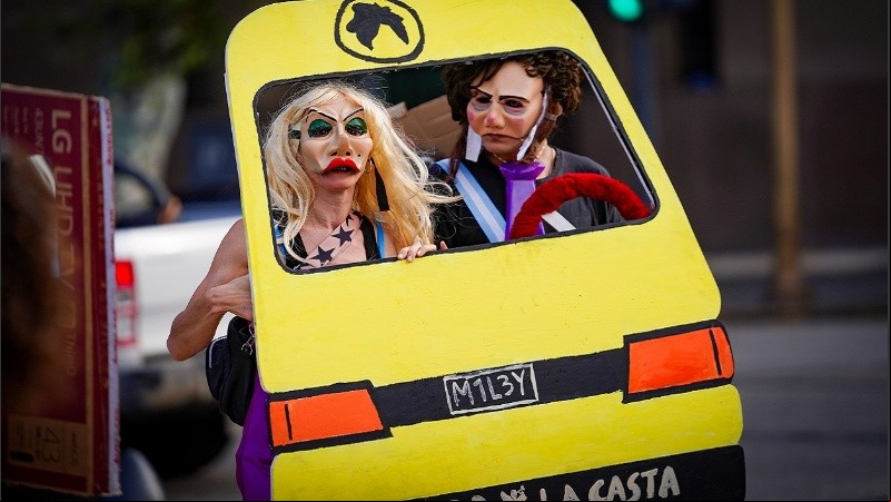 Artistas recreando al presidente Milei y su hermana en un 