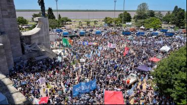Postales de un acto masivo y en paz en Rosario por el paro general.