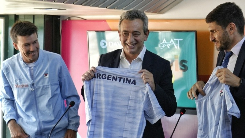 El intendente Pablo Javkin con el gobernador Maximiliano Pullaro y el capitán de la selección Argentina, Guillermo Coria.