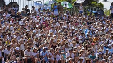 El público acompañó a pesar del calor extremo en la ciudad.