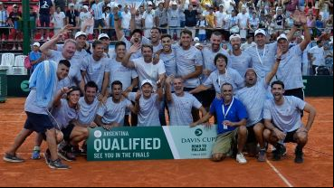 La foto final de todo el equipo festejando el triunfo en el polvo de ladrillo de Rosario