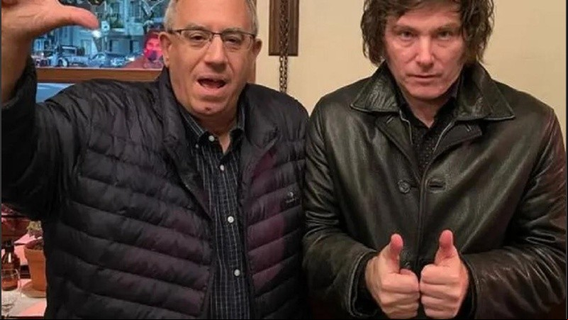 Una foto de Maslatón con Milei, en tiempos de mucha cercanía.