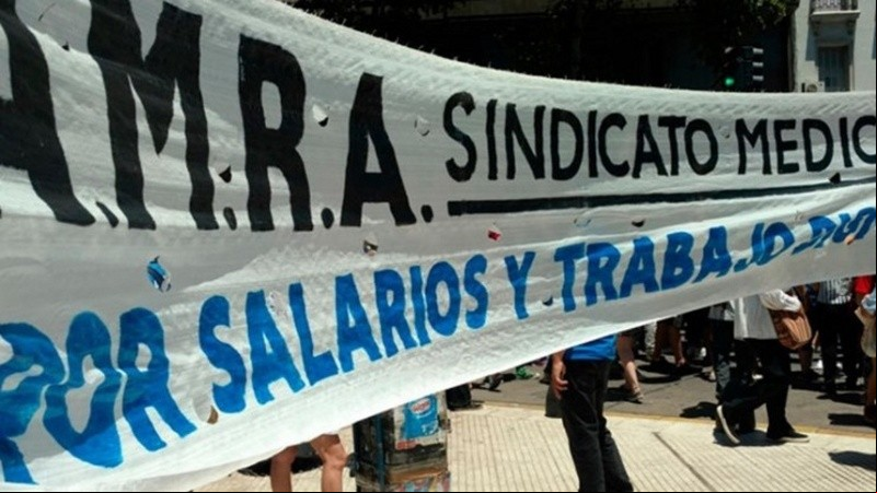 Los médicos del gremio AMRA anunció el freno al servicio durante 24 horas para pedir una nueva paritaria.