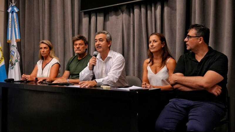 Javkin en la conferencia de prensa por la quita de subsidios al transporte