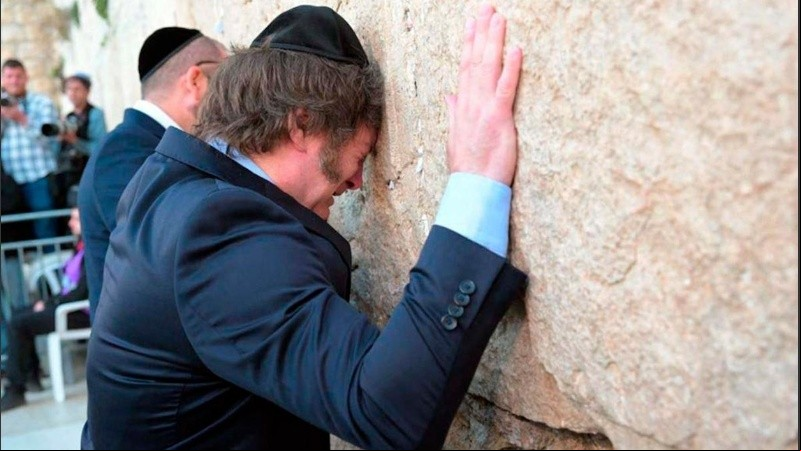 El líder libertario visitó el Muro de los Lamentos, lugar sagrado para el judaísmo, en el que pronunció una oración,