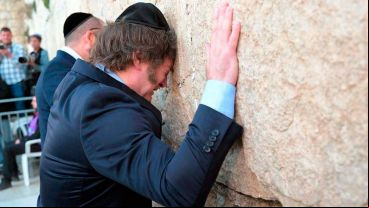 El líder libertario visitó el Muro de los Lamentos, lugar sagrado para el judaísmo, en el que pronunció una oración,