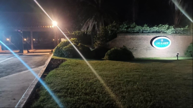 El frente del barrio privado fue baleado el sábado a la noche.