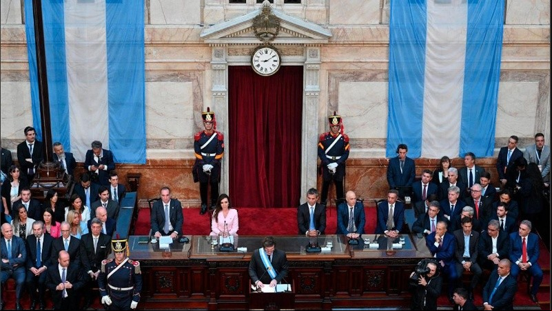 Milei dando su mensaje a legisladores nacionales, gobernadores y  de la Corte Suprema de Justicia