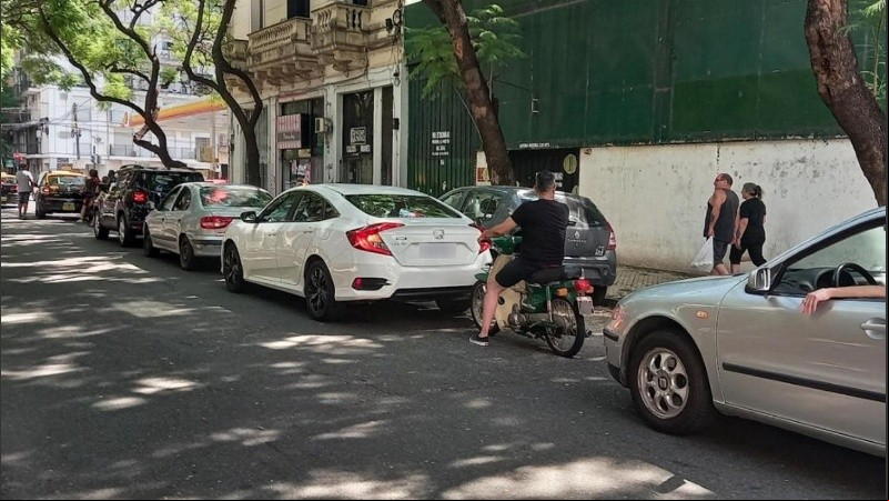Largas filas frente a las estaciones de servicio.