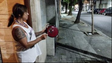 Una vecina de barrio Martin salió a la calle para hacerse escuchar este domingo, como miles de otros rosarinos.,