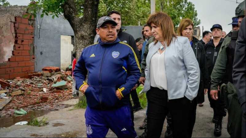 Patricia Bullrich durante una recorrida por el barrio Los Pumitas.