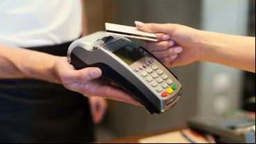 Todo comercio deberá cumplir con la norma que garantiza el derecho de compra con los plásticos.