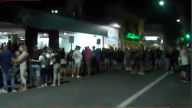 Los choferes cortaron la calle frente a la casa de sepelios para despedir a su compañero.