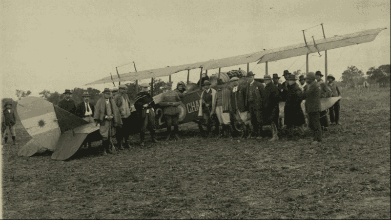 Foto del avión y los asesinos que sacó del etnólogo alemán Roberto Lehmann-Nitsche.