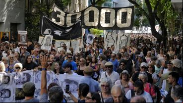 Diferentes generaciones salieron otro año a la calle a decir "nunca más"
