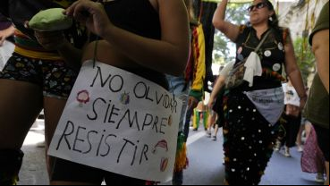 Diferentes generaciones salieron otro año a la calle a decir "nunca más"