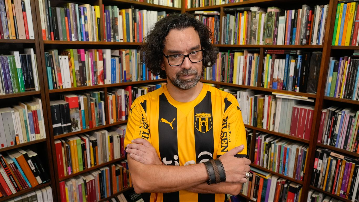 Leo Oyola: “No soy un escritor que  se banque la realidad, necesito la exageración”