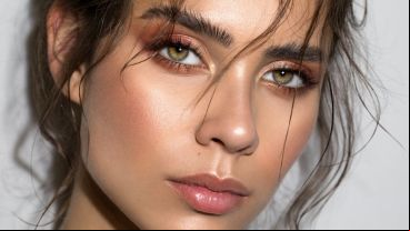 Un make up que busca resaltar el brillo natural.