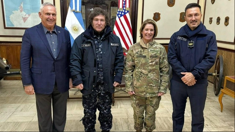 El presidente y el ministro de Defensa junto con la militar y el embajador estadounidense.