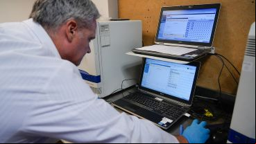 En el laboratorio del Cemar se detectan los casos positivos y se evalúan las cepas.