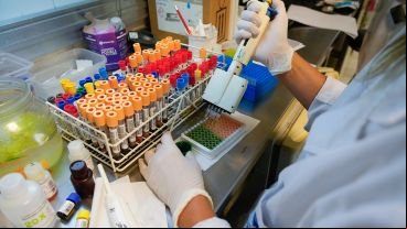 El laboratorio del Cemar recibe muestras de Rosario y del sur provincial.