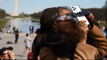 Decenas de personas vieron el eclipse solar total desde la Explanada Nacional de Washington.