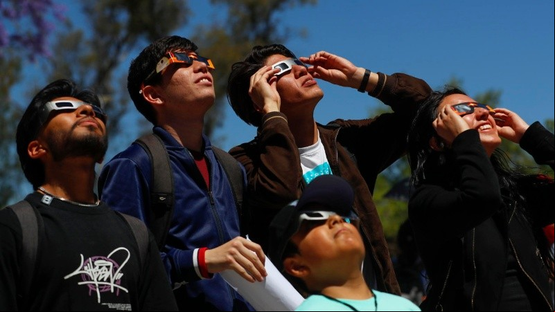 Decenas de personas vieron el eclipse solar total desde la Explanada Nacional de Washington.