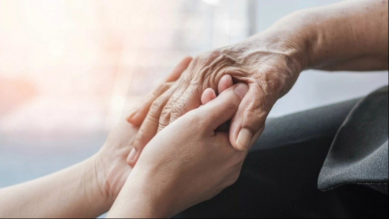 Si bien la gran mayoría de afectados son personas de edad avanzada, el 15% de los pacientes son menores de 50 años
