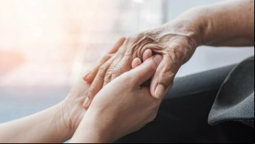 Si bien la gran mayoría de afectados son personas de edad avanzada, el 15% de los pacientes son menores de 50 años