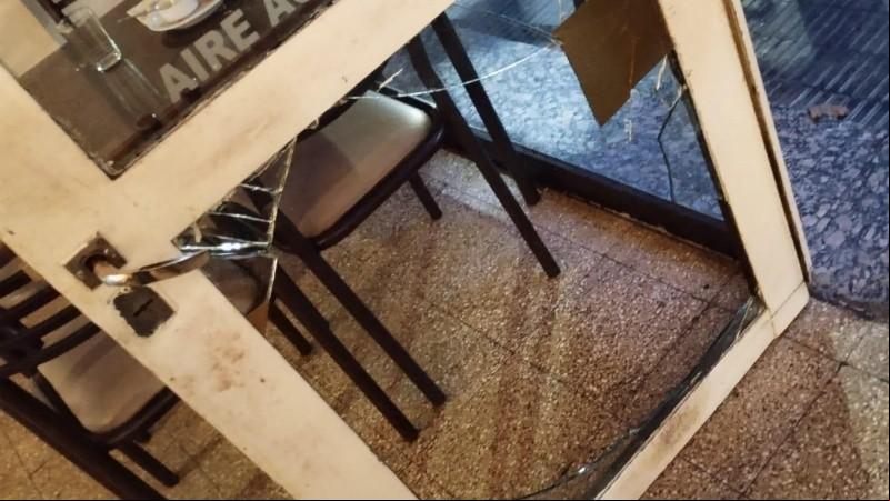 Los delincuentes rompieron por el vidrio que rompieron en la puerta.