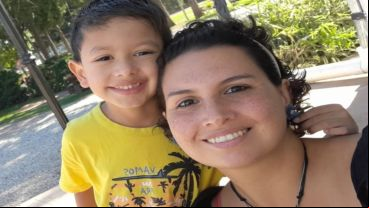 Caren junto a su hijito de cinco años que quedará en Argentina