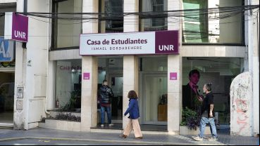 La primera Residencia Universitaria en Rosario de la UNR está ubicada en Santa Fe 1470, en pleno centro de la ciudad, y fue inaugurada en marzo del 2022 para albergar a 150 estudiantes..