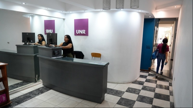 La primera Residencia Universitaria en Rosario de la UNR está ubicada en Santa Fe 1470, en pleno centro de la ciudad, y fue inaugurada en marzo del 2022 para albergar a 150 estudiantes..